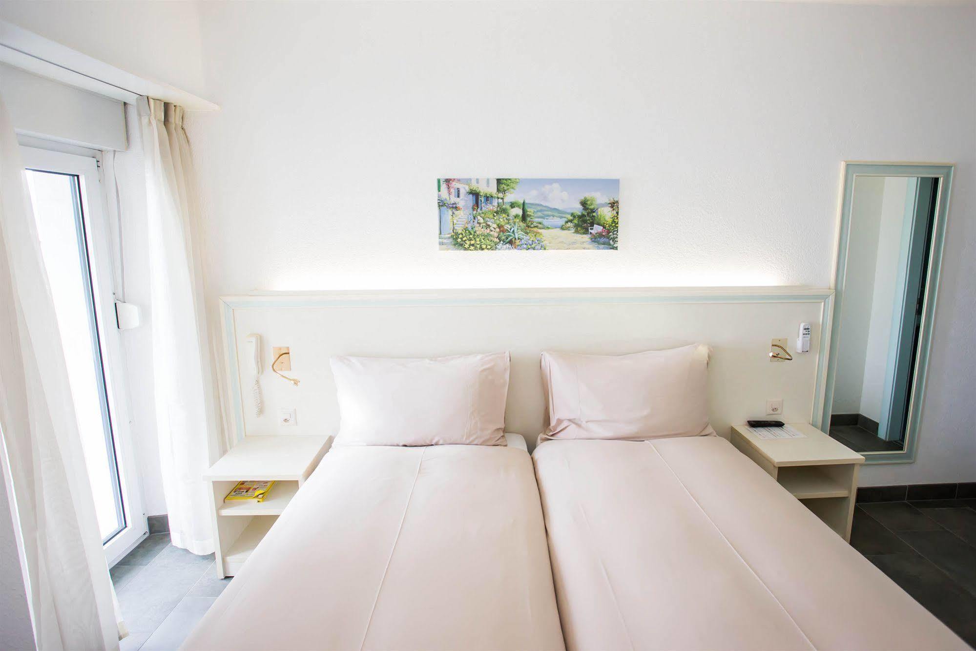Hotel Du Port วิลล์เนิฟ ภายนอก รูปภาพ