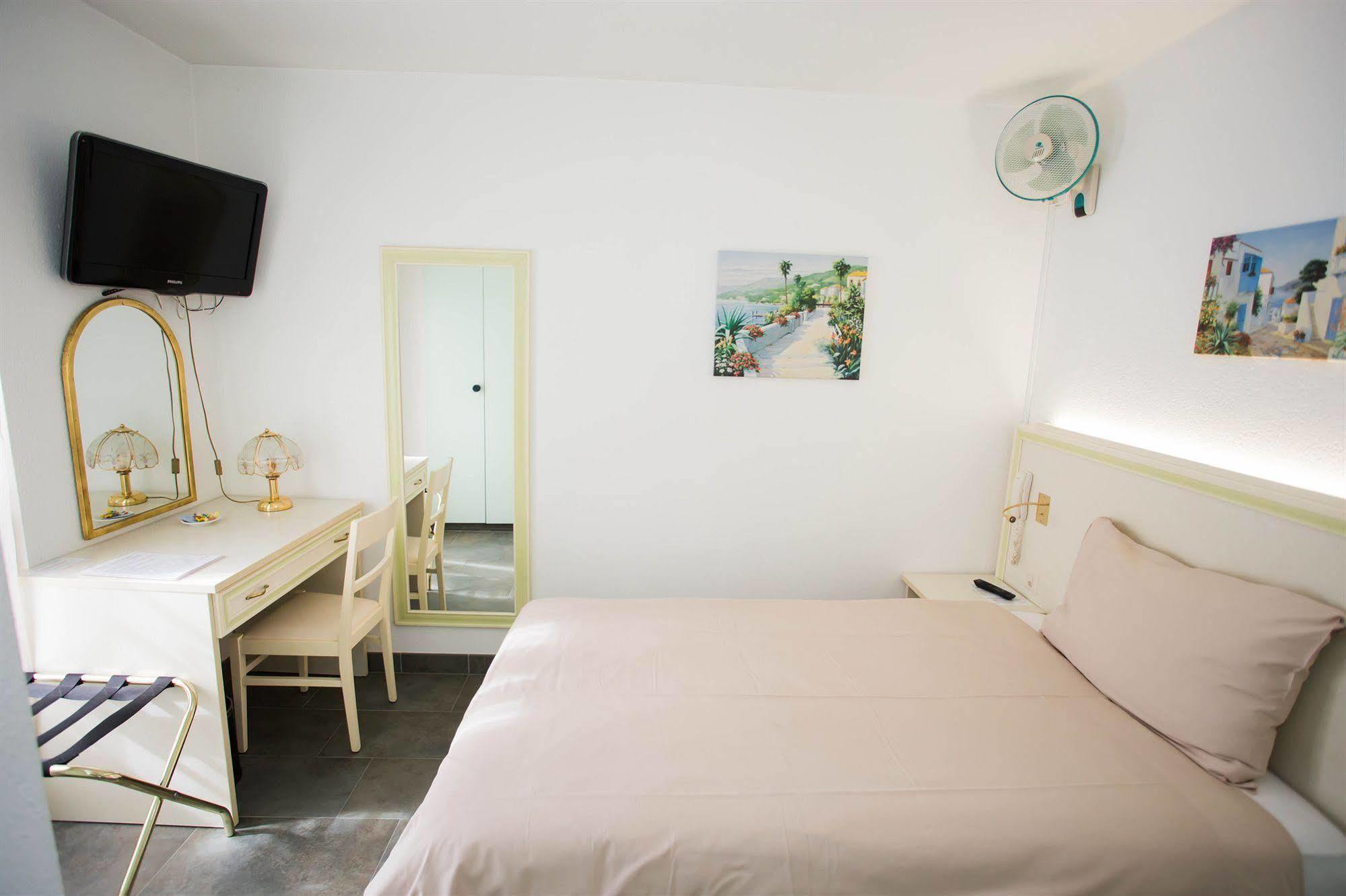 Hotel Du Port วิลล์เนิฟ ภายนอก รูปภาพ