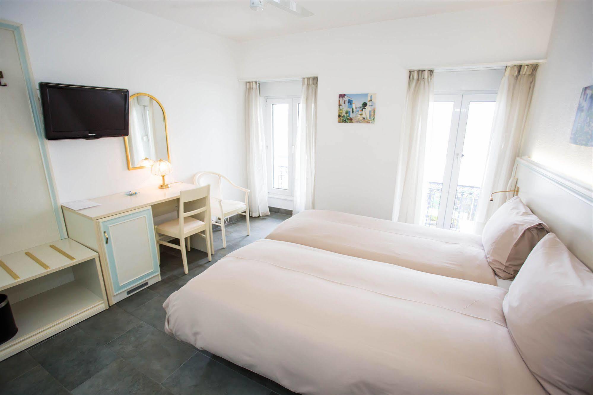Hotel Du Port วิลล์เนิฟ ภายนอก รูปภาพ