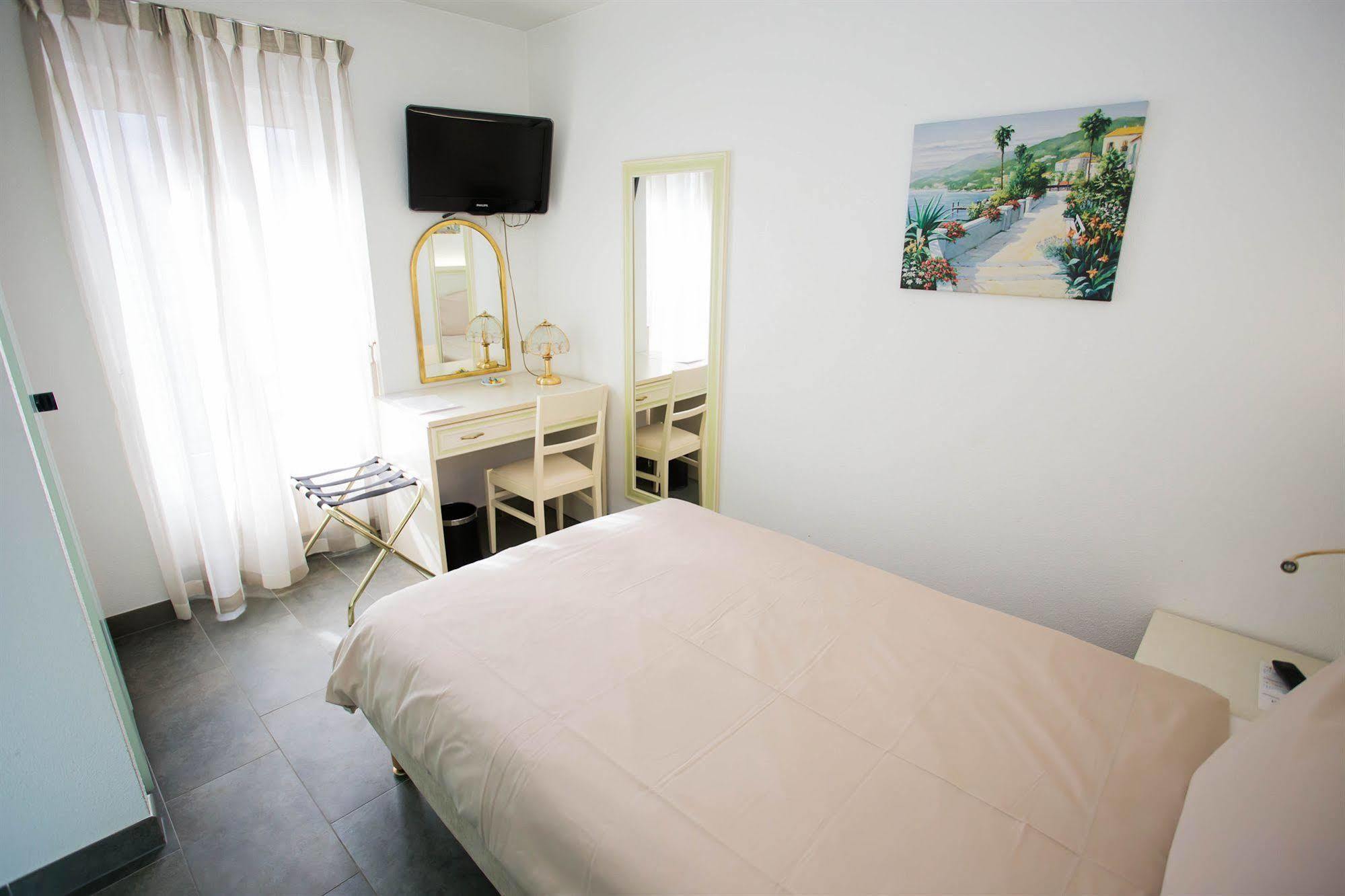 Hotel Du Port วิลล์เนิฟ ภายนอก รูปภาพ