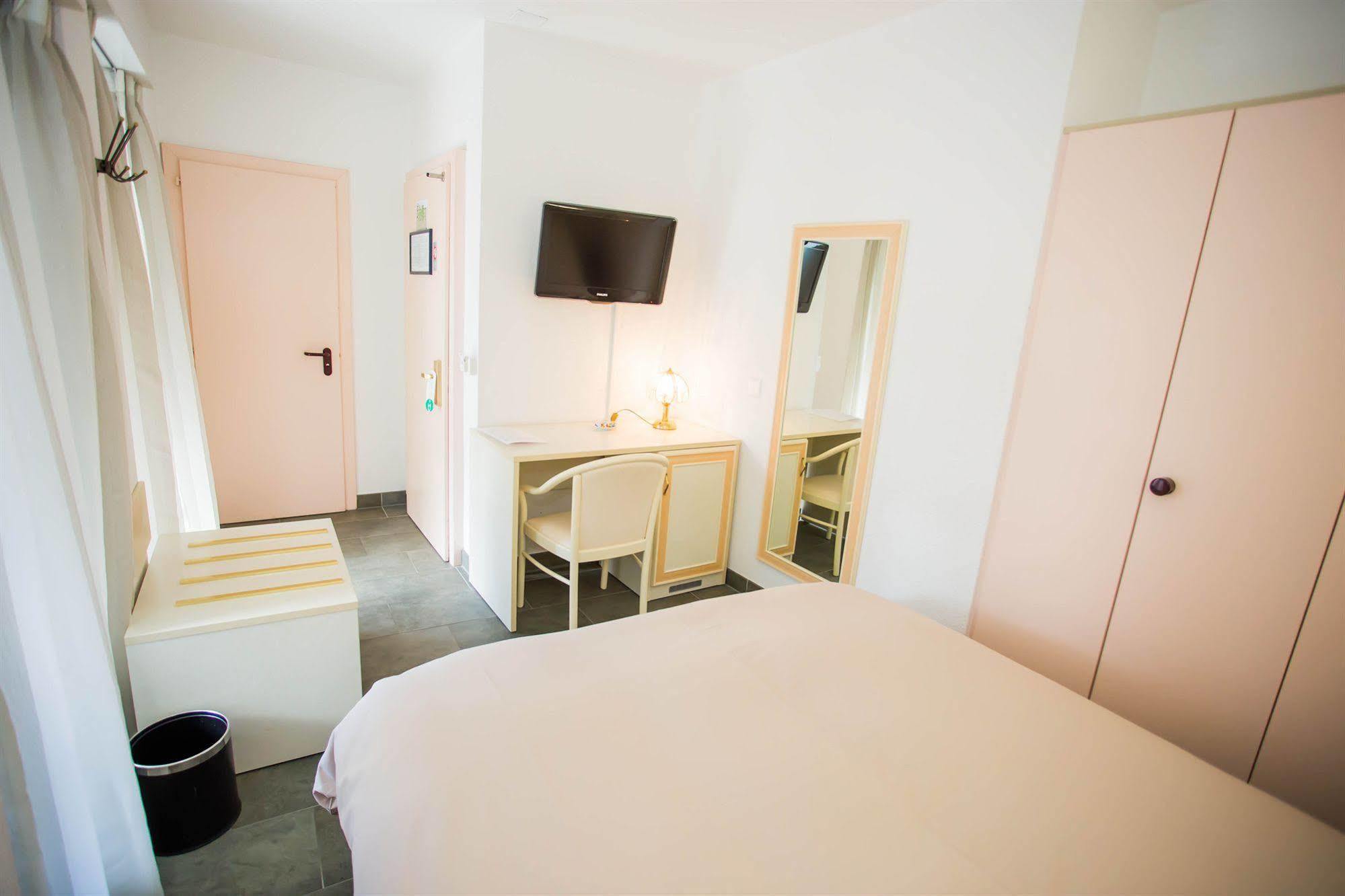 Hotel Du Port วิลล์เนิฟ ภายนอก รูปภาพ