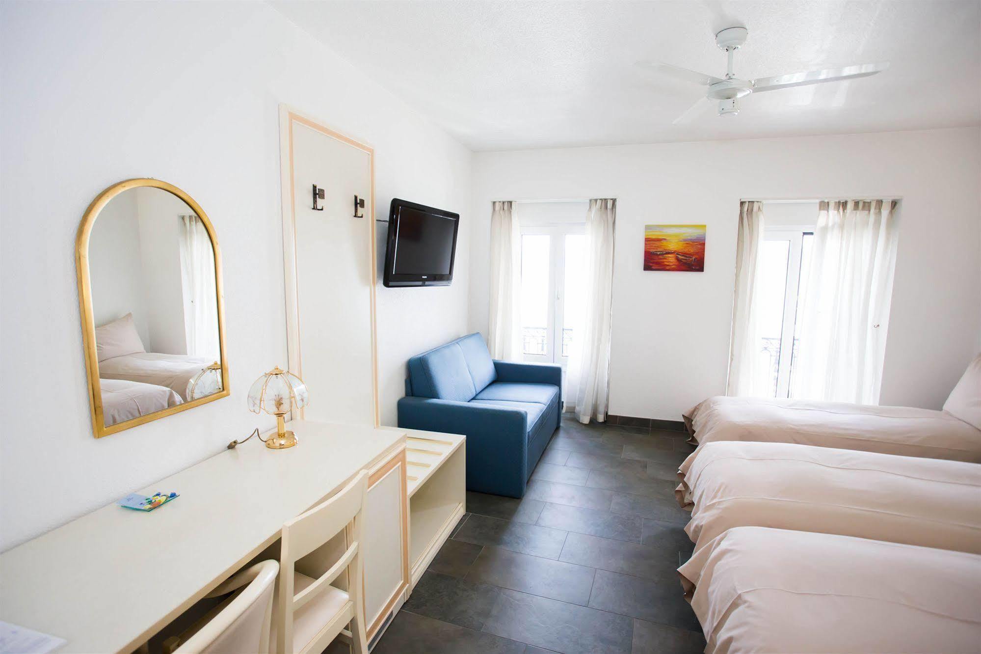 Hotel Du Port วิลล์เนิฟ ภายนอก รูปภาพ
